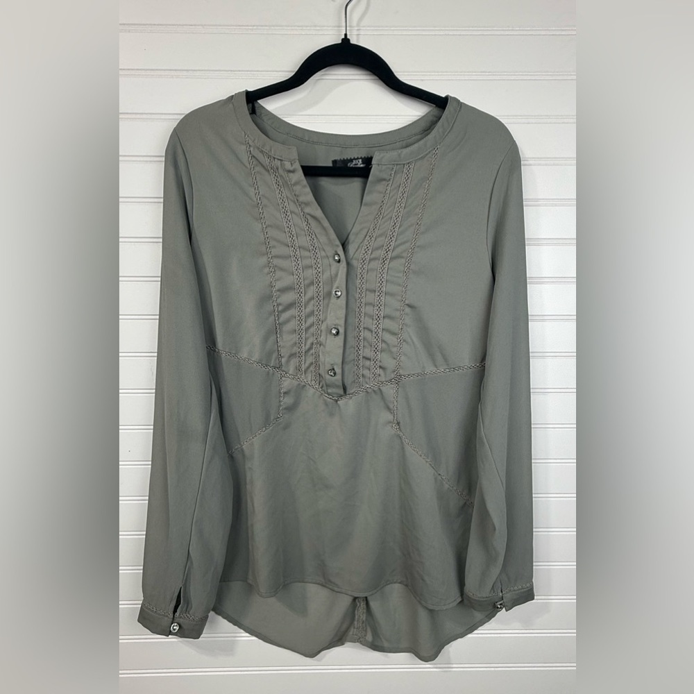 BKE Boutique women’s sage green high low long sleeve blouse. Size M.